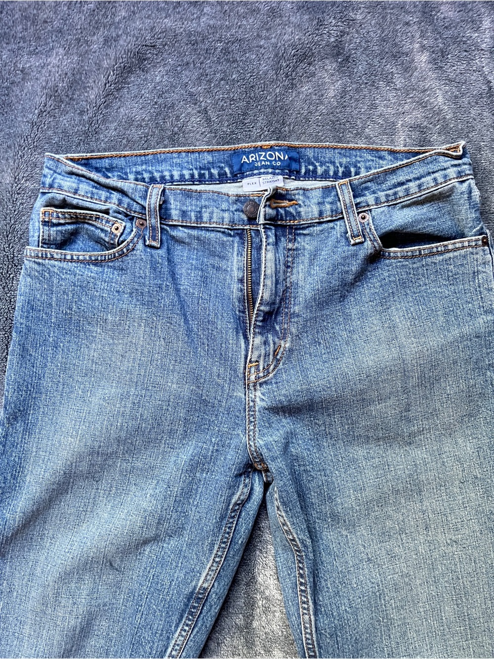 Arizona Jean Company Women's Straight Leg Jeans in Light Blue Wash - Picture 3 of 6